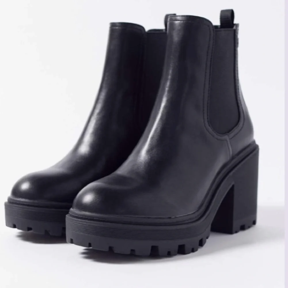 UO Chloe Chelsea Boot - Picture 1 of 9